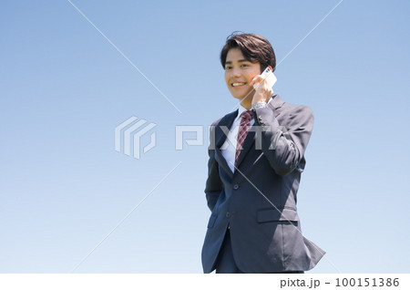 通話する若手ビジネスマン 通話する若手ビジネスマン 100151386