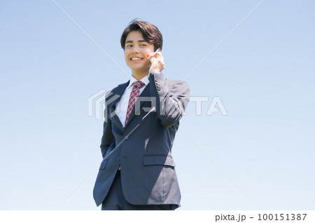 通話する若手ビジネスマン 通話する若手ビジネスマン 100151387