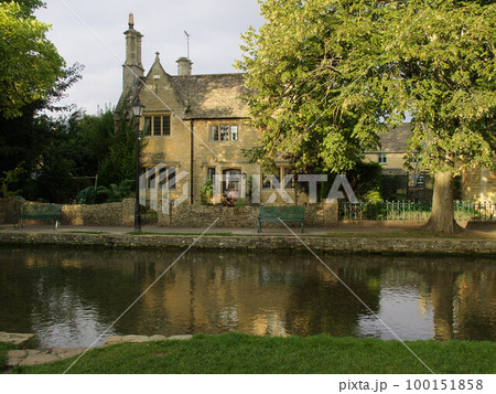 イギリス・コッツウォルツ・ボートンオンザウォーターの風景 100151858