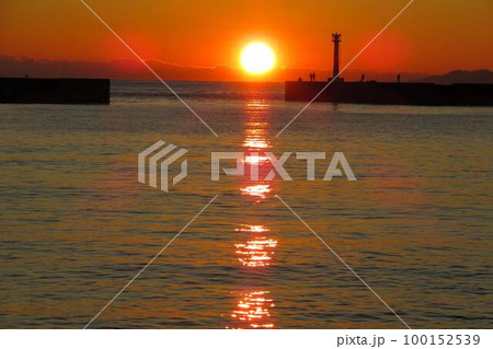 静岡沼津、駿河湾に沈む夕日 静岡沼津、駿河湾に沈む夕日 100152539