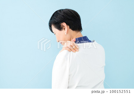 肩こり シニア 女性 顔無し 肩こり シニア 女性 顔無し 100152551