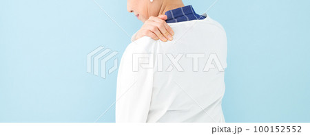 肩こり シニア 女性 顔無し 肩こり シニア 女性 顔無し 100152552