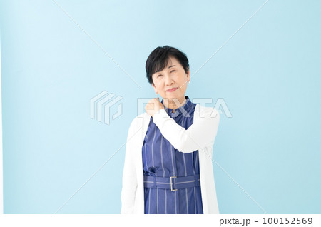 肩こり シニア 女性 正面 肩こり シニア 女性 正面 100152569