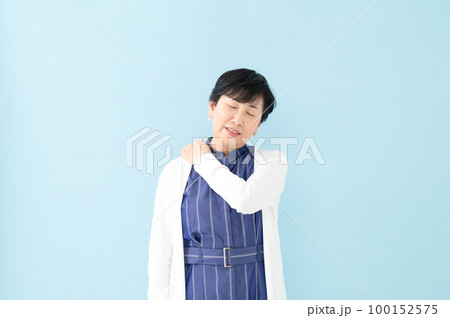 肩こり　シニア　女性　正面 100152575