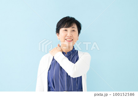 肩こり シニア 女性 正面 肩こり シニア 女性 正面 100152586