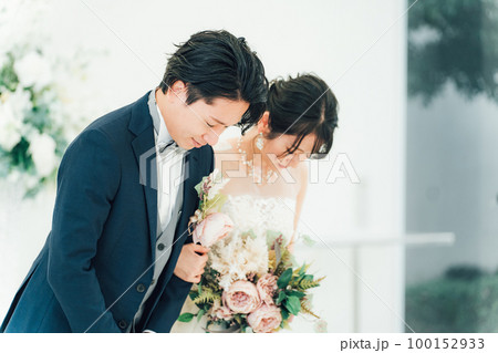 結婚式で挨拶する新郎・花婿(お辞儀・挨拶・退場) 結婚式で挨拶する新郎・花婿(お辞儀・挨拶・退場) 100152933