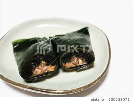 鮭ハラスの昆布巻き　カット 100153071