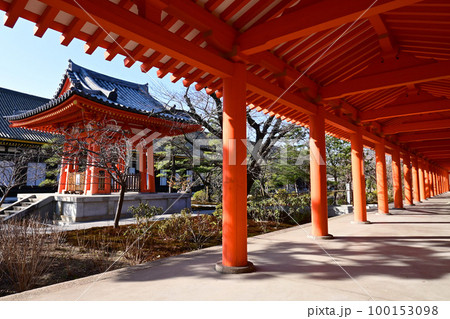 京都市東山区三十三間堂の回廊から望む鐘楼 100153098