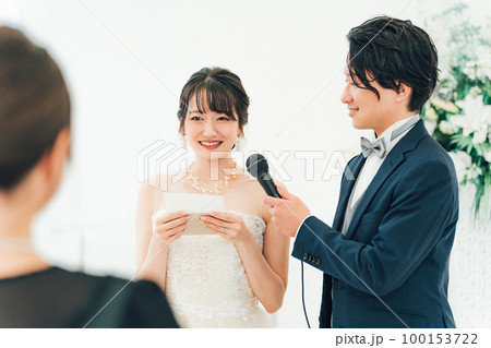 結婚式で両親への手紙を読む新婦・花嫁（母親・花嫁の手紙） 100153722