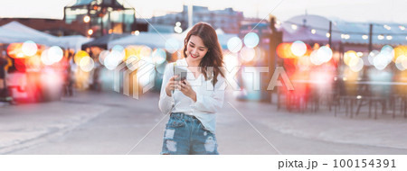 Beauty asian woman using smart phone for texting message online dating banner background 100154391