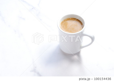 クリームを入れたコーヒー クリームを入れたコーヒー 100154436