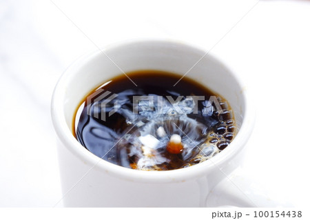 クリームを入れたコーヒー クリームを入れたコーヒー 100154438