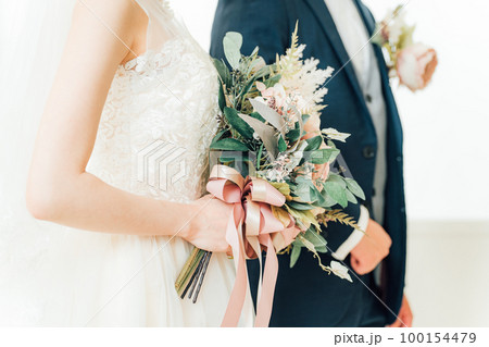 結婚式場を歩く新郎新婦（バージンロード・教会・チャペル） 100154479