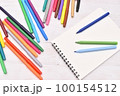 カラーペンとスケッチブック 100154512