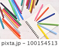 カラーペンとスケッチブック 100154513