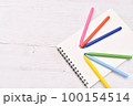 カラーペンとスケッチブック 100154514