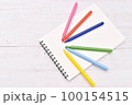 カラーペンとスケッチブック 100154515