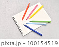 カラーペンとスケッチブック 100154519