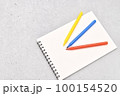 カラーペンとスケッチブック 100154520