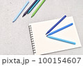 カラーペンとスケッチブック 100154607