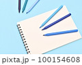 カラーペンとスケッチブック 100154608