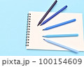 カラーペンとスケッチブック 100154609