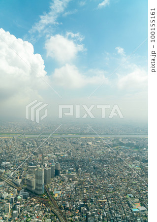 【東京都】雲の切れ間の青空と大都市の街並み 【東京都】雲の切れ間の青空と大都市の街並み 100155161