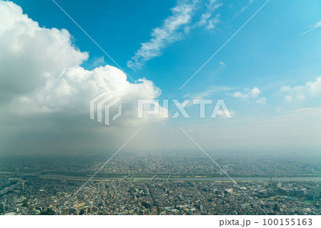 【東京都】雲の切れ間の青空と大都市の街並み 【東京都】雲の切れ間の青空と大都市の街並み 100155163