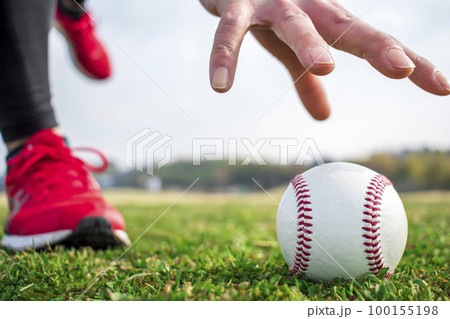 駆け寄ってボールをつかむ瞬間 100155198