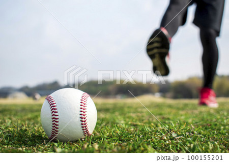 片足を上げる男性とボール 100155201