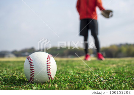 グローブを差し出す男性 100155208