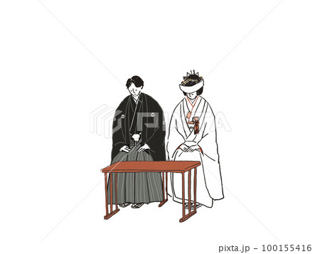 神殿で座る和装の新郎新婦（角隠し） 100155416