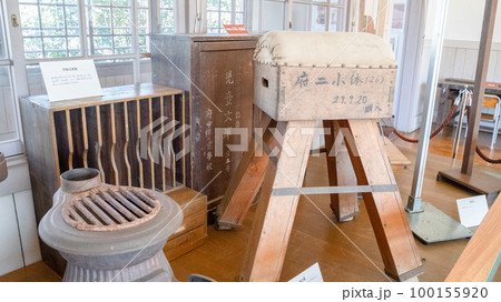 古い木製の跳び箱 学校 体操 体育 運動 器具 （昔の学校の跳び箱の写真 