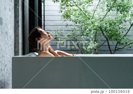 半身浴する女性 100156019
