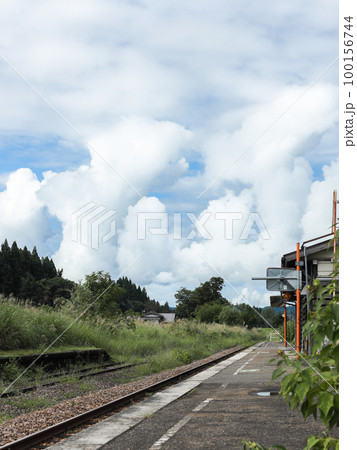 新潟県小千谷市・JR飯山線 入道雲の湧く秋の越後岩沢駅 新潟県小千谷市・JR飯山線 入道雲の湧く秋の越後岩沢駅 100156744