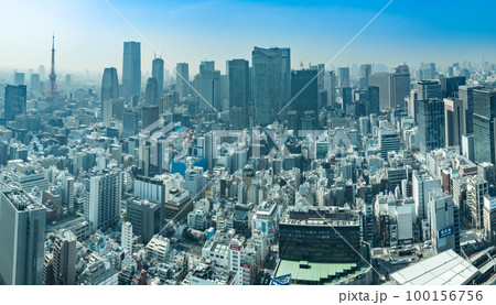 春の霞がかかる港区から見た東京タワーのある都市風景 100156756
