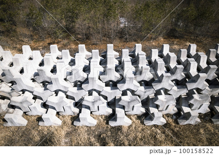 山の中の『砂防堰堤』砂防ダム　ドローン空撮 100158522