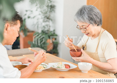 家で食事をする高齢者夫婦(和食) 家で食事をする高齢者夫婦(和食) 100158865