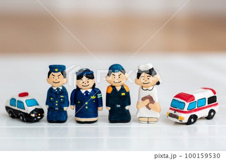 紙人形　警察官とパトカー　救命士　看護師 100159530