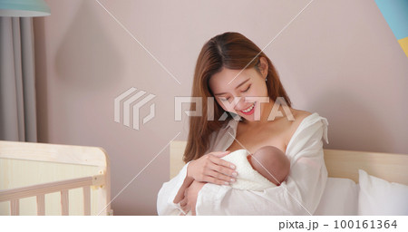 Mother breastfeeding her baby 100161364