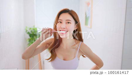asian smiling woman brush teeth 100161417