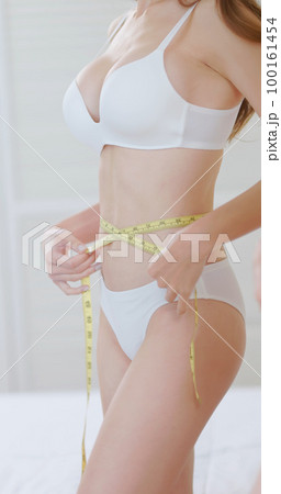 Woman measure body waist size 100161454