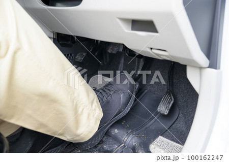 車のブレーキ操作 100162247