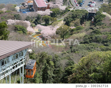 火の山ロープウェイ乗り場から眺めるトルコチューリップ園 火の山ロープウェイ乗り場から眺めるトルコチューリップ園 100162718