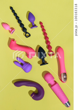 sex toy  Top view of adult sex toys such as dildo,...の写真素材 [100163318] - PIXTA