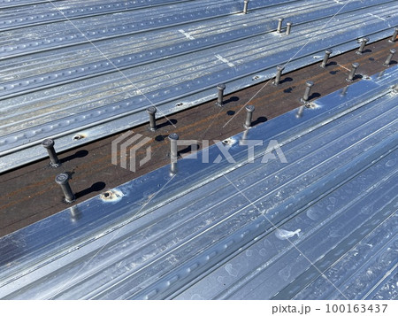 鉄骨梁天端に頭付きスタッドボルトを施工 100163437