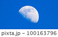 昼間の青空と月 100163796