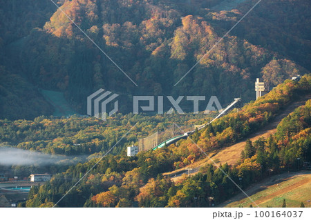朝日に染まる紅葉の白馬ジャンプ競技場 どんぐりパノラマ展望台から 朝日に染まる紅葉の白馬ジャンプ競技場 どんぐりパノラマ展望台から 100164037