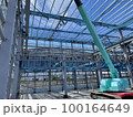 高所作業車を使った鉄骨現場の建方作業 100164649