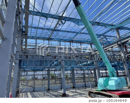 高所作業車を使った鉄骨現場の建方作業 高所作業車を使った鉄骨現場の建方作業 100164649